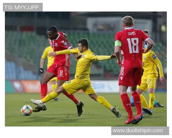 足球明星赛场突发冲突怒挥手臂意外击中观众引发热议