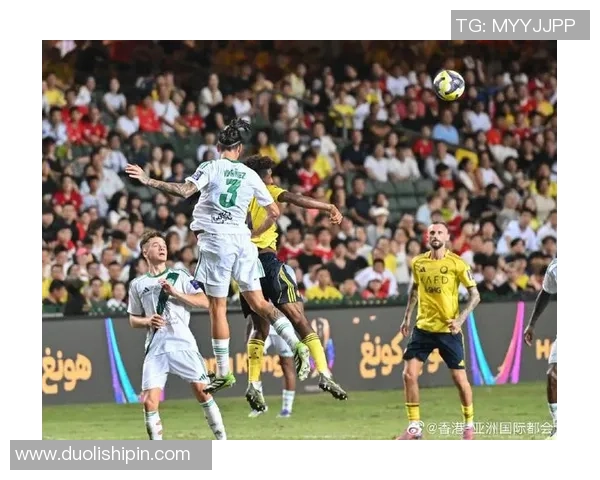 足球巨星同框合影展现友谊风采引发球迷热议瞬间成网络焦点